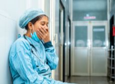 Professionnel de santé qui baille - 5 conseils pour bien dormir